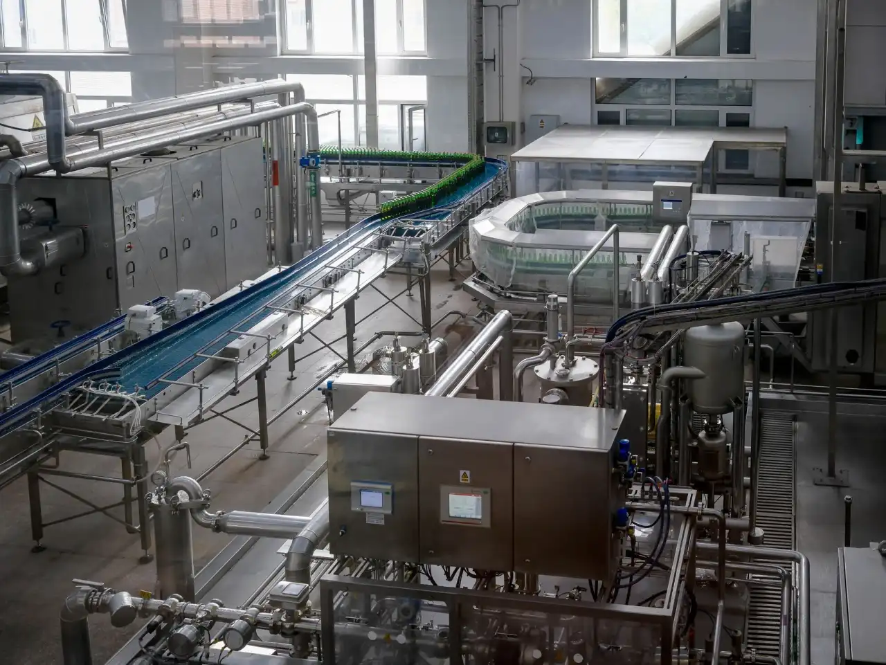 夏凉被填充材料技术对比：中空纤维与聚酯棉的优劣分析